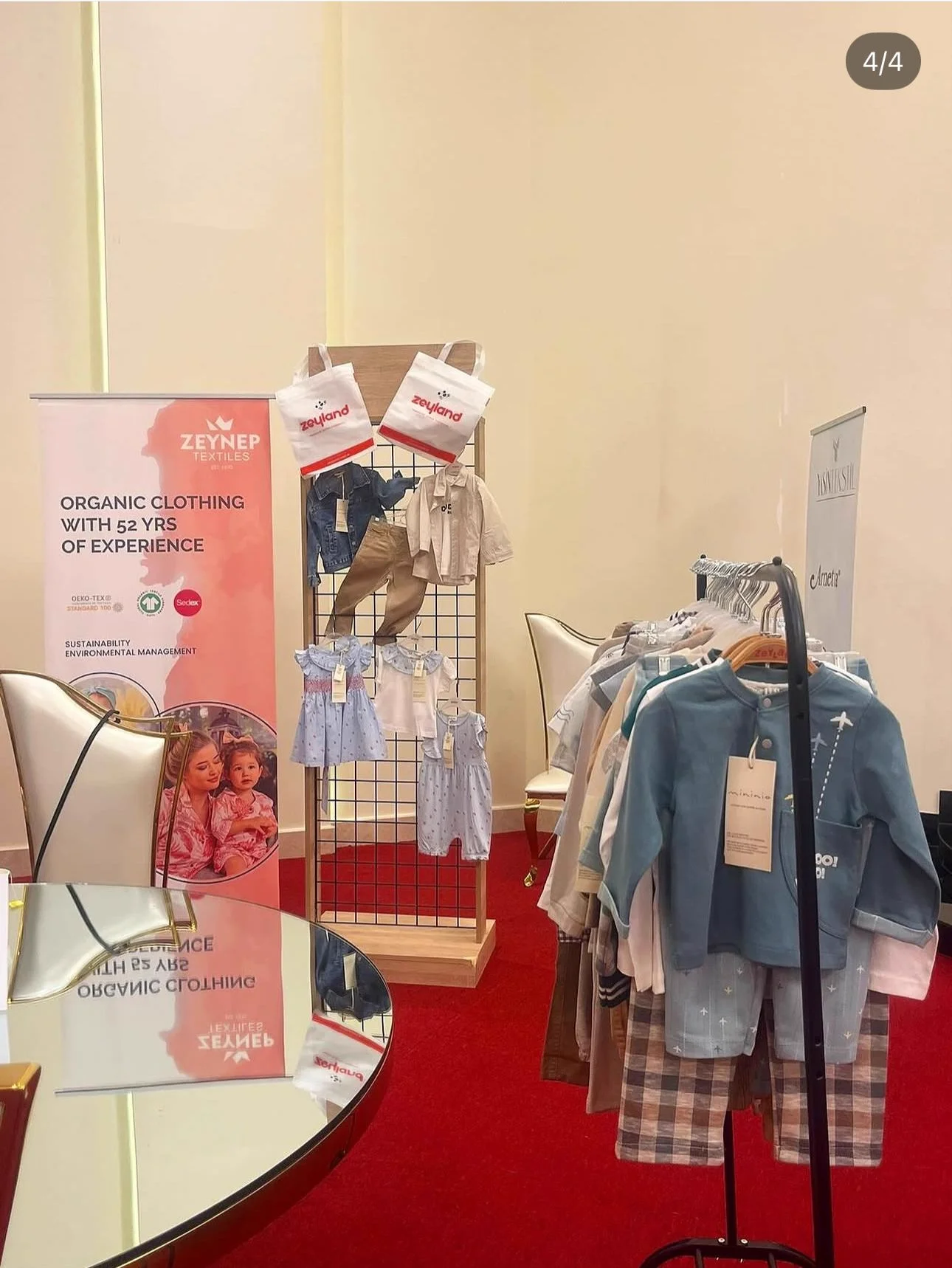 Zeynep Giyim standında sergilenen Zeyland bebek ve çocuk giyim koleksiyonu — Bingazi 2025