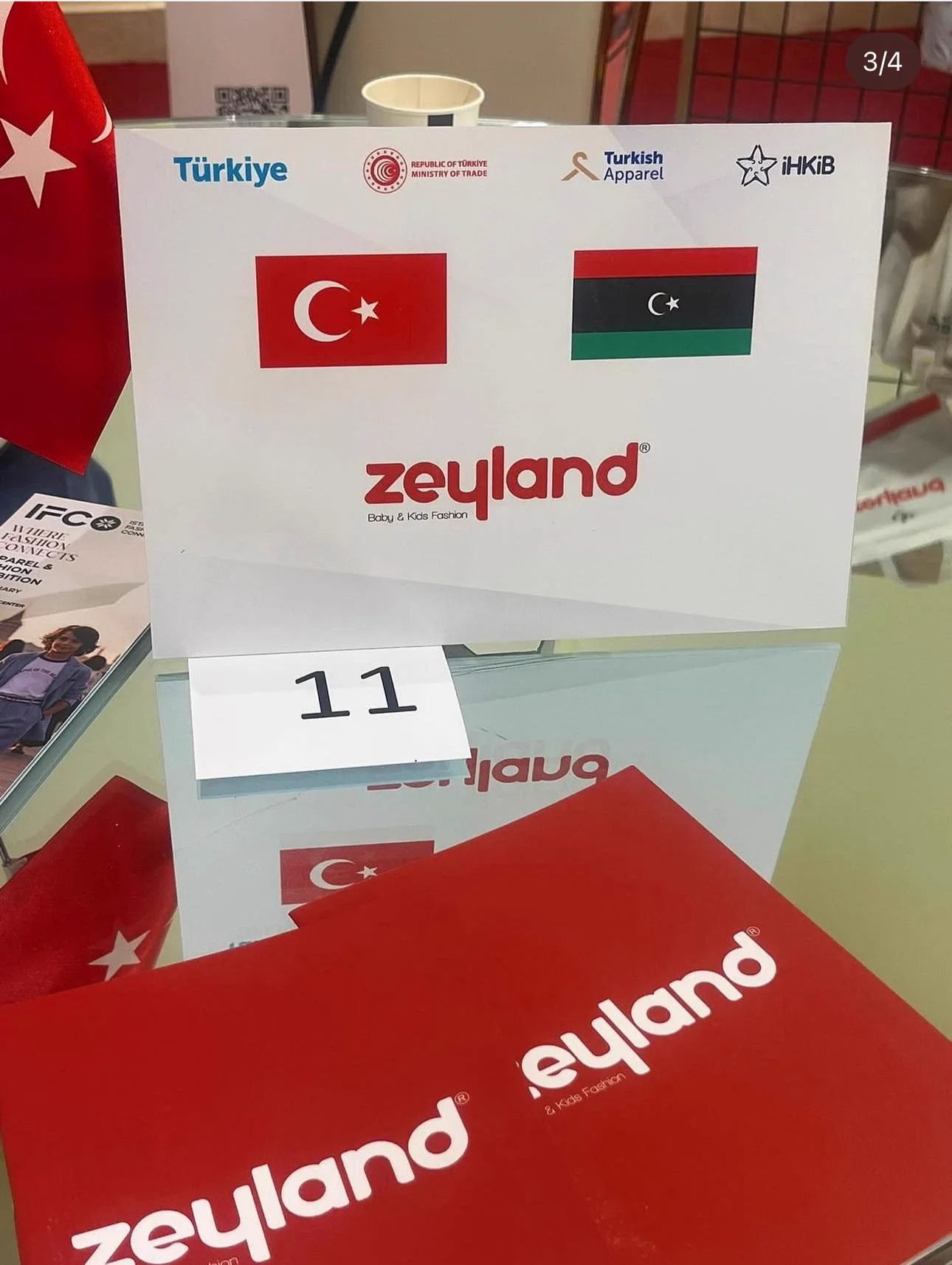 Türk ve Libya bayraklarıyla Zeyland standı — Bingazi fuarı stand 11