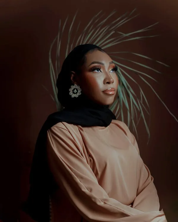 Современный скромный наряд с элегантными слоями и земляными тонами